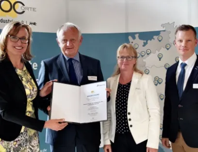 Staatssekretärin Katrin Schütz überreicht die Urkunde
