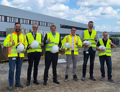 v.l.n.r.: Christian Gies (Leiter Facility Management), Stadtbaurat Daniel Schreiner, Fuldas Oberbürgermeister Dr. Heiko Wingenfeld, Jumo-Geschäftsführer Dr. Steffen Hoßfeld, Projektleiter Stefan Reith und Dr. Michael Schwander (Leiter Produktion Temperatursensortechnik), Bild: Jumo v.l.n.r.: Christian Gies, Daniel Schreiner, Dr. Heiko Wingenfeld, Dr. Steffen Hoßfeld, Stefan Reith und Dr. Michael Schwander