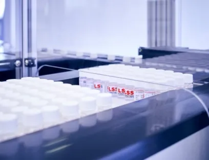 Der LSS Etikettierer für Fläschchen und Flaschen für zuverlässiges Handling