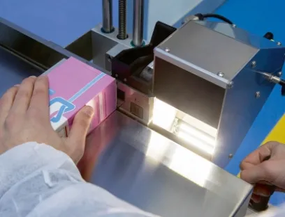 Geringe Standfläche, flexible Einsatzorte: Die Mediline T&T SI ermöglicht Abacus Medicine das wirtschaftliche Serialisieren (sehr) kleiner Losgrößen und verschiedener Formate, Bild: Atlantic Zeiser Mediline T&T SI ermöglicht Abacus Medicine das wirtschaftliche Serialisieren