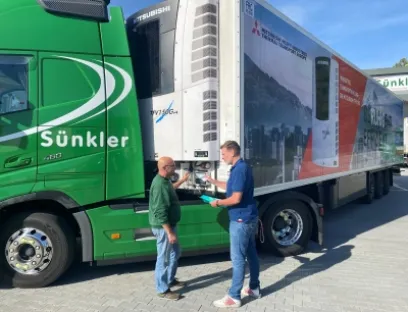 Erster Praxistest bei der Spedition Sünkler: Geschäftsführer Michael Sünkler (rechts) bespricht mit seinem Fahrer die Geräteeinstellungen für die neue Mitsubishi-Anlage, Bild: Sünkler Spedition+Transportlogistik Erster Praxistest bei der Spedition Sünkler: Geschäftsführer Michael Sünkler (rechts) bespricht mit seinem Fahrer die Geräteeinstellungen für die neue Mitsubishi-Anlage