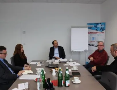 Das Pharma-Expertengespräch fand in Großbeeren auf Initiative des Transco-Geschäftsführers Thomas Schleife statt (in der Mitte sitzend), Bild: Nina von Imhoff, Press'n'Relations Pharma-Expertengespräch bei Transco, Großbeeren