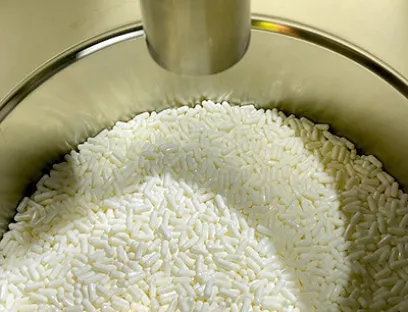 Nach Abschluss des Tarifvertrages 2024 bekommen die 585.000 Beschäftigten in der Chemie- und Pharmaindustrie fast sieben Prozent Entgelterhöhung in zwei Stufen