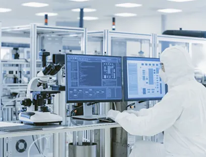 Das Whitepaper von Rohde & Schwarz Cybersecurity zeigt, wie Unternehmen in Zeiten digitaler Transformation ihre Agilität bewahren und zeitgleich ihre Informationen vor unberechtigtem Zugriff schützen können, Bild: iStocks, Gorodenkoff Geistiges Eigentum in der Pharmaproduktion schützen