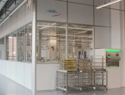 Der Reinraum Clean Medi Cell in der Außenansicht. Rechts eine Dokumentenschleuse mit LED-Beleuchtung, Bild: Schilling Engineering Der Reinraum Clean Medi Cell in der Außenansicht. Rechts eine Dokumentenschleuse mit LED-Beleuchtung