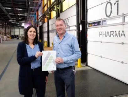 Mit dem Amsterdam Schiphol Gateway erhält ein weiterer Standort von Rhenus Air & Ocean das Good Distribution Practice (GDP)-Zertifikat. Stellvertretend für die Standorte: Krista Zuurmond, Quality Manager bei Rhenus Air & Ocean Niederlande und Peter Pasman, Managing Director bei Rhenus Air & Ocean Niederlande, Bild: Rhenus Air & Ocean Niederlande Mit dem Amsterdam Schiphol Gateway erhält ein weiterer Standort von Rhenus Air & Ocean das Good Distribution Practice (GDP)-Zertifikat