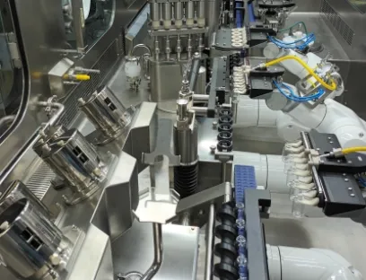 Robotergesteuerte Vial-Füllmaschine (RVFM5) - Blick vom Tunnel, Bild: Steriline Robotergesteuerte Vial-Füllmaschine (RVFM5) - Blick vom Tunnel
