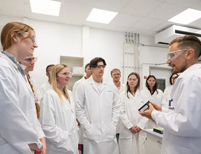 Der Weg vom Wirkstoffmolekül bis zum Medikament stand im Mittelpunkt der Besichtigung bei Sanofi