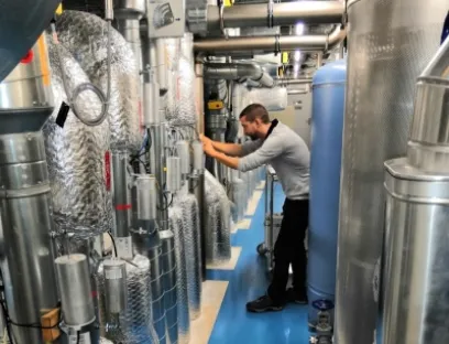 STZ Euro-Ingenieur beim Einregulieren der Volumenstrom- und Raumdruckregelkreise, Bild: STZ Euro STZ Euro-Ingenieur beim Einregulieren der Volumenstrom- und Raumdruckregelkreise