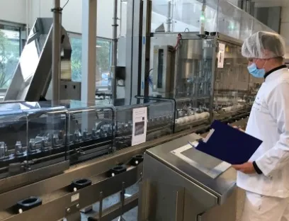 Durch den hohen Alkoholanteil sind viele Produkte von Klosterfrau leichtentzündlich und können explosionsfähige Gas/Luft-Gemische bilden. Die neue Linie von Syntegon Technology entspricht den notwendigen Atex-Standards. Das geschlossene System bietet Sicherheit für Mitarbeiter und Produkte, Bild: Syntegon Die neue Linie von Syntegon Technology entspricht den notwendigen Atex-Standards