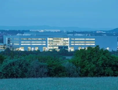 Die Technologiefabrik Scharnhausen steht als Gewinner des Sonderpreises des „Lean & Green Management Award 2016“ fest, Bild: Festo Die Technologiefabrik Scharnhausen steht als Gewinner des Sonderpreises des „Lean & Green Management Award 2016“ fest