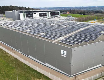 Die PV-Anlage kann rund 700.000 Kilowattstunden pro Jahr erzeugen und damit zehn Prozent des Energieverbrauchs am Standort Ravensburg abdecken, Bild: Vetter PV-Anlage bei Vetter in Ravensburg
