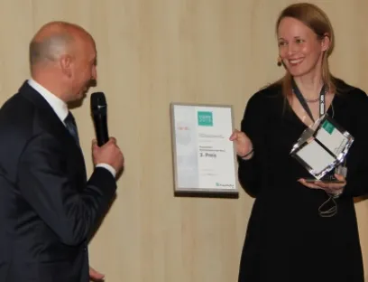 Dr.-Ing. Udo Gommel (links), Abteilungsleiter des Fraunhofer-Instituts für Produktionstechnik und Automatisierung des Fraunhofer IPA, übergibt den Clean 2018 Fraunhofer Reinheitstechnik-Preis an Dr. Ute Schleyer, Projektmanagerin Plant and Site Development bei Vetter, Bild: Vetter Übergabe des Clean 2018 Fraunhofer Reinheitstechnik-Preis