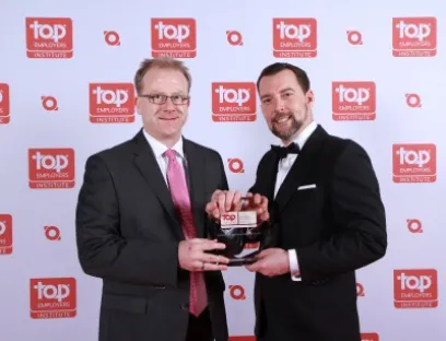 Eckhard Stach, Leiter Recruiting und Personalmarketing bei Wago (links im Bild), nimmt den Preis von Steffen Neefe (Countrymanager DACH) entgegen, Bild: Wago Eckhard Stach, (Wago) nimmt den Preis von Steffen Neefe entgegen