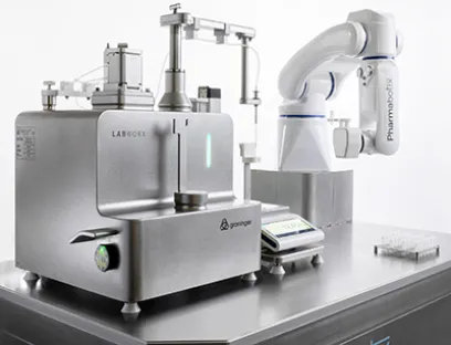 Durch den hygienegerechten Industrieroboter können automatisiert bis zu sieben Fläschchen pro Minute abgefüllt werden, Bild: Pharmabotix Durch den hygienegerechten Industrieroboter können automatisiert bis zu sieben Fläschchen pro Minute abgefüllt werden