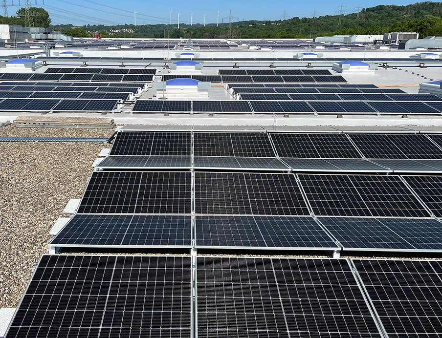 Mit Maßnahmen wie der Installation von Photovoltaikanlagen und der Nutzung von Ökostrom hat Movianto seinen CO2-Fußabdruck um 30 Prozent reduziert, Bild: Movianto Mit Maßnahmen wie der Installation von Photovoltaikanlagen und der Nutzung von Ökostrom hat Movianto seinen CO2-Fußabdruck um 30 Prozent reduziert