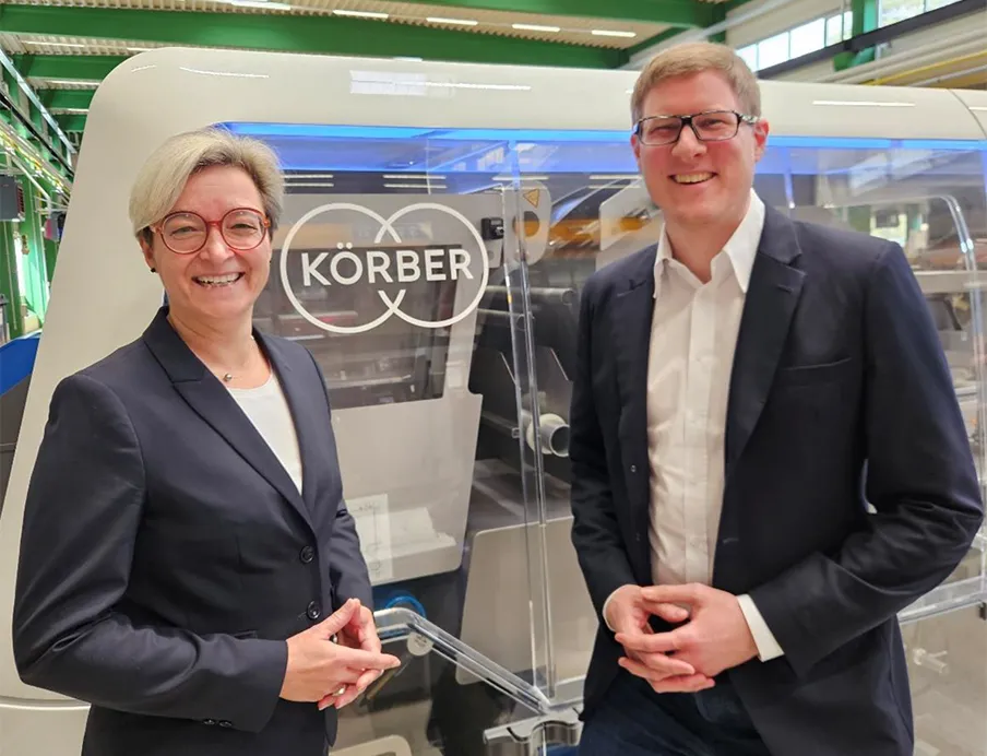 Katharina Hinz übergibt die Geschäftsführung von Körber Pharma Packaging an Volker Koch, Bild: Körber Katharina Hinz übergibt die Geschäftsführung von Körber Pharma Packaging an Volker Koch