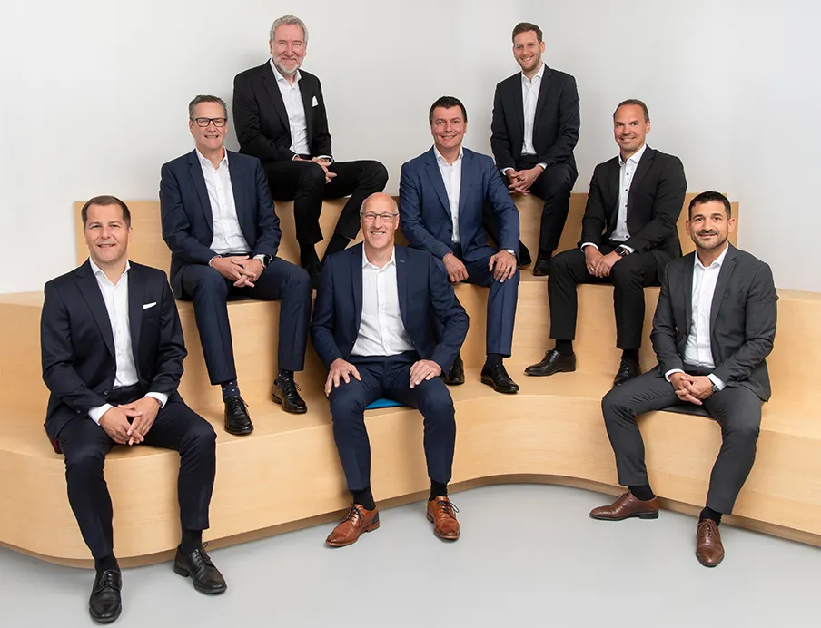 Die neu formierte Geschäftsleitung der Uhlmann Pac-Systeme (jeweils v.l.n.r.): Alexander Schöllhorn, Jens-Christian Feldt (obere Reihe); Michael Mrachacz, Cristian Reiter, Dr. Olaf Weinmann (mittlere Reihe); Matthias Kaiser, Gert Jaudas, Serhat Toykan (untere Reihe), Bild: Uhlmann Pac-Systeme Neu formierte Geschäftsleitung der Uhlmann Pac-Systeme