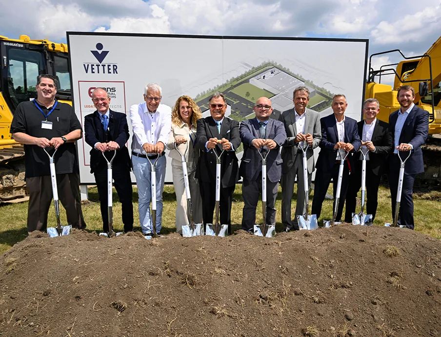 Vetter Pharma International GmbH: Teilnehmer der feierlichen Zeremonie  zum Baubeginn des neuen klinischen Produktionsstandorts (von links nach rechts):  Tom Kikta, Wolfgang Kerkhoff, Gunther Strothe, Dr. Susanne Lemaine, Senator h.c. Udo J. Vetter,  Andrew Goczkowski, Thomas Otto, Thomas Rübekeil, Henryk Badack, RT Evans.
