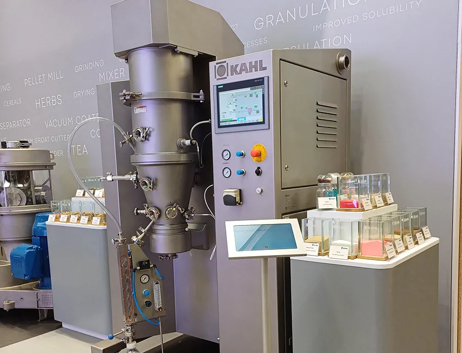 Die Wirbelschichtanlage eignet sich für die Trocknung, Agglomeration, Sprühgranulation, Mikroverkapselung oder das Coating von Pulvern, Granulaten oder Pellets, Bild: Amandus Kahl Wirbelschichttechnologie: Die LFB Mini L eignet sich für die Trocknung, Agglomeration, Sprühgranulation, Mikroverkapselung oder das Coating von Pulvern, Granulaten oder Pellets, Bild: Amandus Kahl