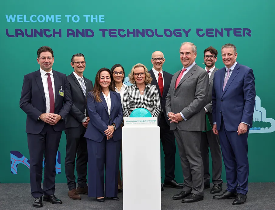 Bei der offiziellen Eröffnung: Von links Jan Hilligardt, Regierungspräsident Darmstadt, Simon Thelen, stellvertretender Vorsitzender des Familienrates und des Gesellschafterrates der E. Merck KG, Teresa Rodó, Leiterin Global Healthcare Operations, Khadija Ben Hammada, Geschäftsleitungsmitglied und Chief People Officer, Belén Garijo, CEO und Vorsitzende der Geschäftsleitung, Danny Bar-Zohar, Mitglied der Geschäftsleitung und CEO Healthcare, Johannes Baillou, Vorsitzender des Vorstandes und des Familienrates 