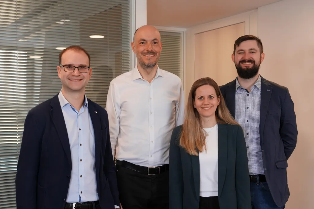 Das Team von Smartbax, v.l.n.r.: Dr. Robert Macsics (CEO & Co-Founder), Prof. Dr. Stephan Sieber (Scientific Advisor & Co-Founder), Dr. Sylvia Varland (Senior Scientist) und Dr. Eric Juskewitz (Senior Scientist)