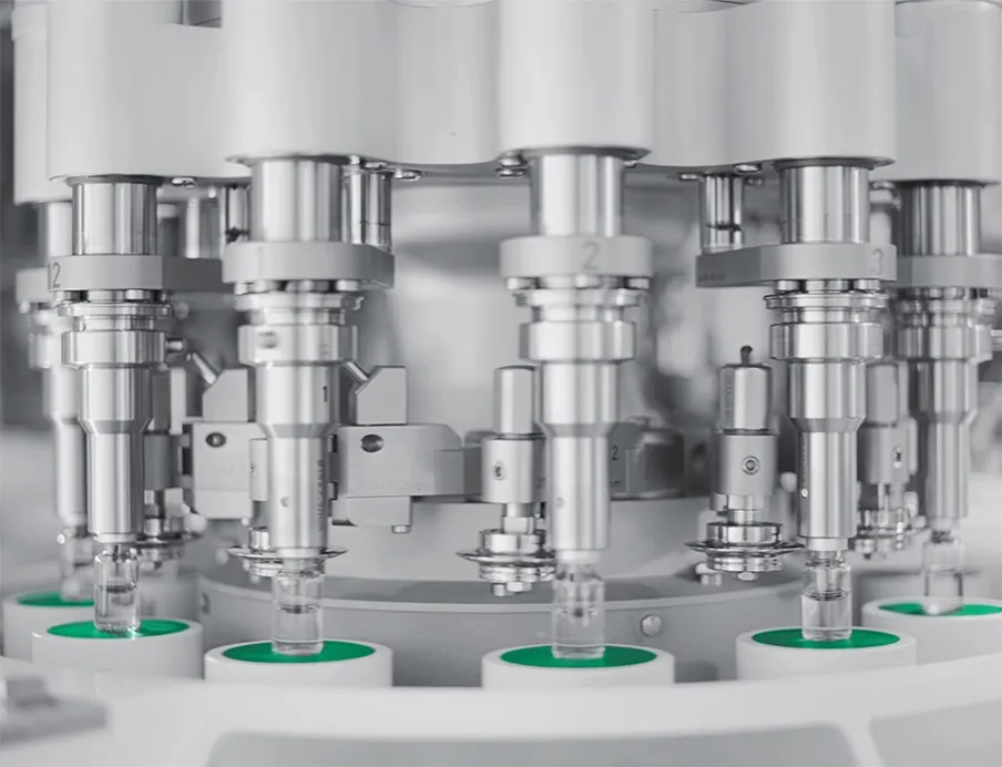 Verschließmaschine sichert die Verschlusskappen auf Vials. Verschließmaschine sichert die Verschlusskappen auf Vials