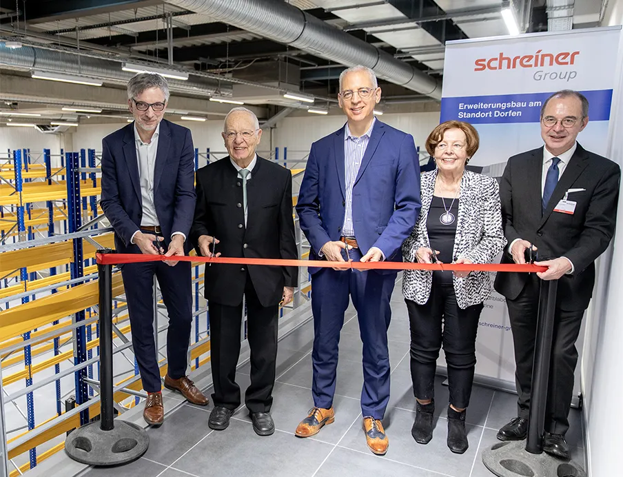 Geschäftsführer Roland Schreiner (Mitte), Seniorgesellschafter und Bauherr Helmut Schreiner (2.v.l.), seine Frau Ulrike Schreiner (2.v.r), der Technische Leiter Martin Moser (l.) und der Dorfener Bürgermeister Heinz Grundner (r.) eröffnen symbolisch den Anbau.