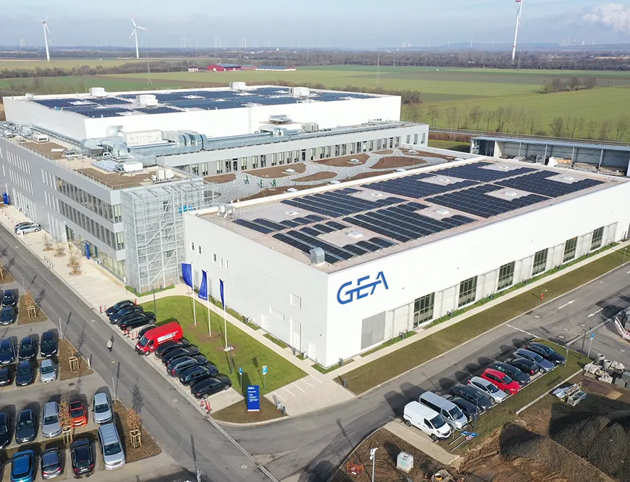 Gea hat im Februar 2026 ein neues Pharma-Technologiezentrum in Elsdorf in NRW eröffnet, in dem pharmazeutische Gefriertrocknungssysteme entwickelt und gebaut werden