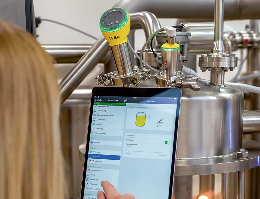 Für eine bessere Zugänglichkeit in Reinräumen, Ex-Bereichen oder rauen Umgebungen sorgt die drahtlose Bedienung von Sensoren, Anzeige und Diagnose über Bluetooth mit der Vega Tools-App