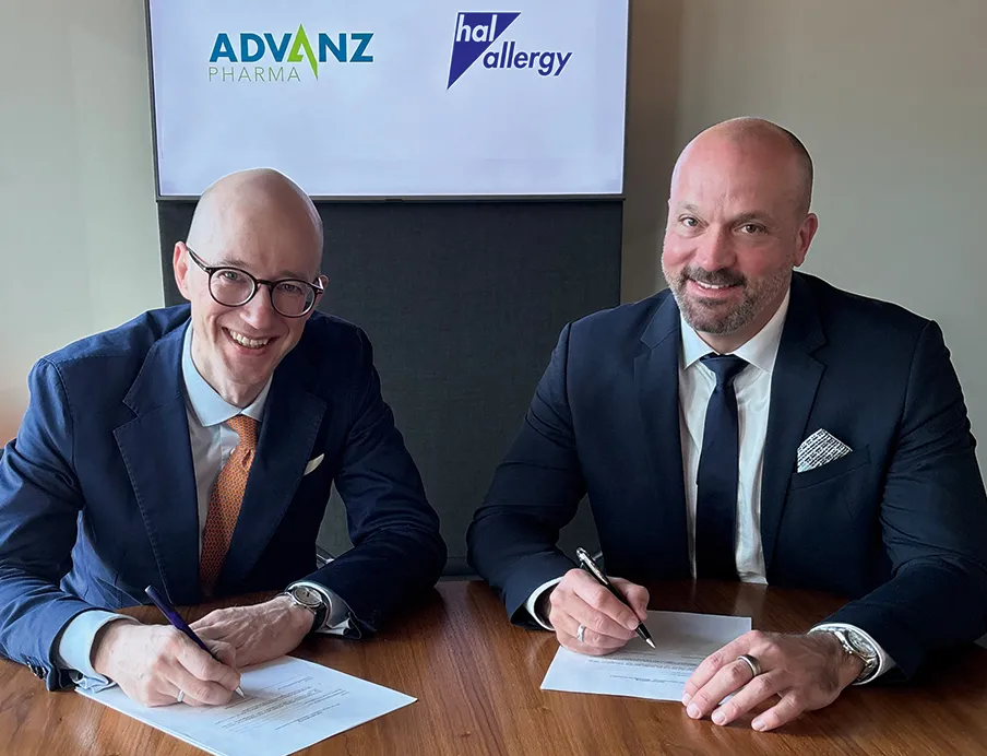 Dr. Dr. Philip Boehme (li.), CEO von Hal Allergy, und Dr. Piero Sciotto (re.), Vice President DACH & Managing Director von Advanz Pharma, unterzeichnen mehrjährige strategische Vertriebspartnerschaft