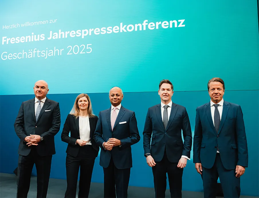 v.l.nr.: Der Fresenius-Vorstand Pierluigi Antonelli, Sara Hennicken, Michael Sen, Michael Moser und Robert Möller bei der Verkündung der Geschäftszahlen für 2025