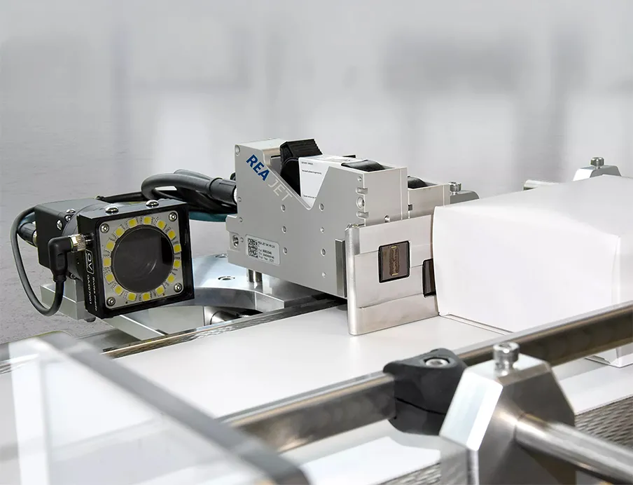 Kennzeichnung: Das kombinierte Codiersystem vereint die drei Schritte Code-Erstellung, hochauflösender Druck und zuverlässige Ergebniskontrolle, entweder in Form einzelner Komponenten oder als Turn-Key-Lösung mit Förderband und Ausschleusung