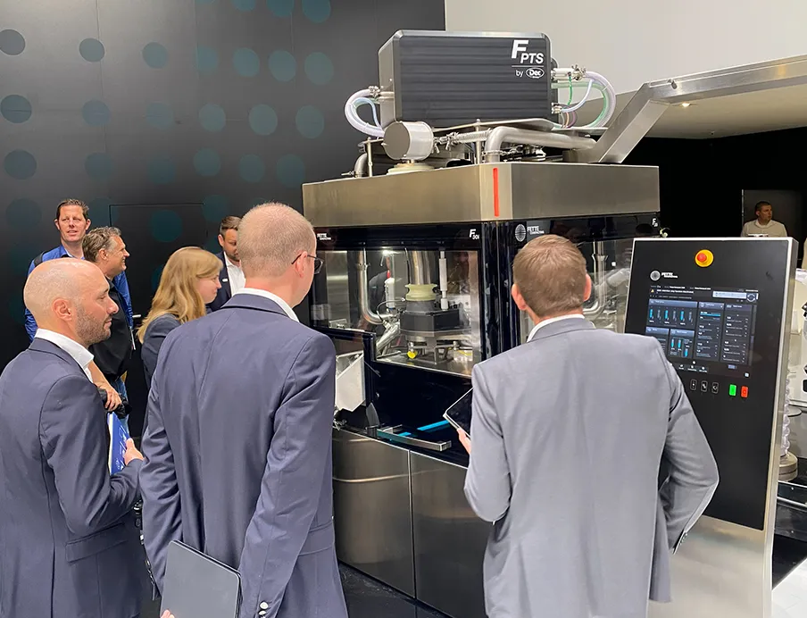 Besucher am Stand von Fette Compacting auf der Interpack 2026