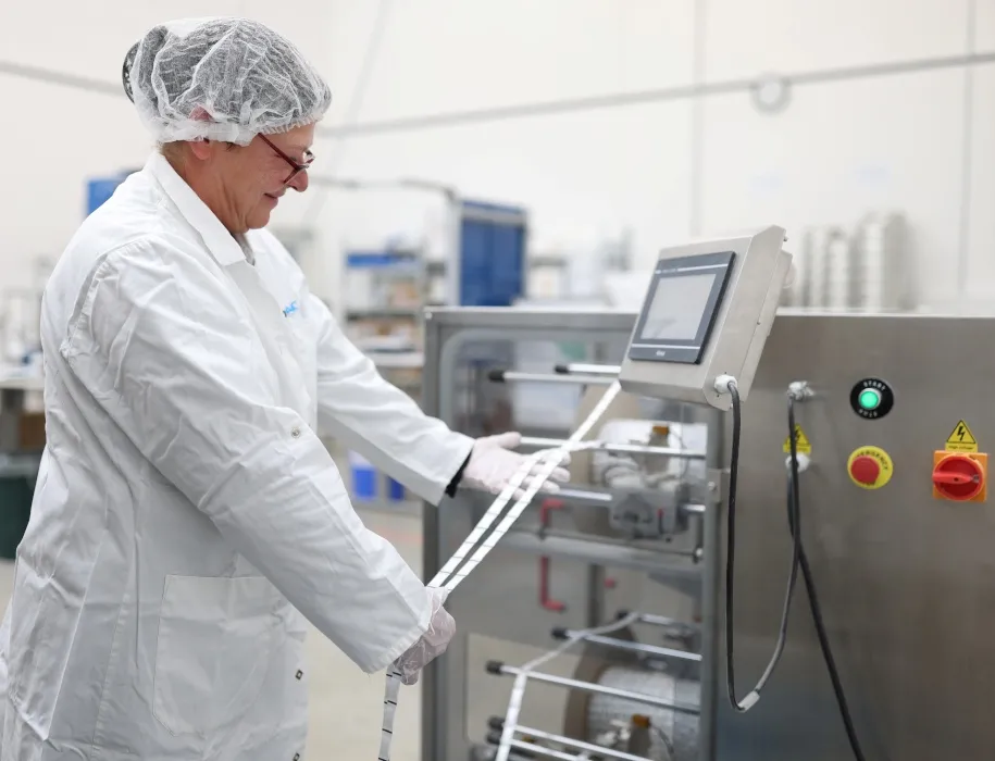 Für eine automatisierte maschinelle Zuführung fertigt TROPACK customized Trockenmittel in kundenspezifischen Beutelketten