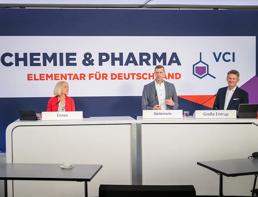 v.l.n.r: Ilka Ennen, Leiterin der VCI-Pressestelle; Dr. Markus Steilemann, Präsident VCI und CEO Covestro und Dr. Wolfgang Große Entrup, Hauptgeschäftsführer VCI auf der Halbjahrespressekonferenz am 16. Juli 2026 in Frankfurt am Main