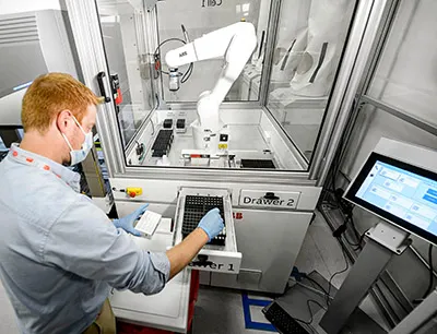 Gemeinsam mit der University of Texas Medical Branch (UTMB) hat ABB Robotics ein automatisiertes Testsystem auf neutralisierende Antikörper entwickelt, Bild: ABB Gemeinsam mit der University of Texas Medical Branch (UTMB) hat ABB Robotics ein automatisiertes Testsystem auf neutralisierende Antikörper entwickelt.