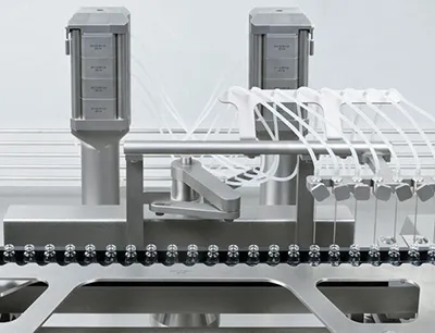 Die Einschlauch-Peristaltikpumpe ist sehr kompakt, bis zu fünf Pumpen können in einem Pumpenturm untergebracht werden, Bild: Bausch+Ströbel Peristaltikpumpe