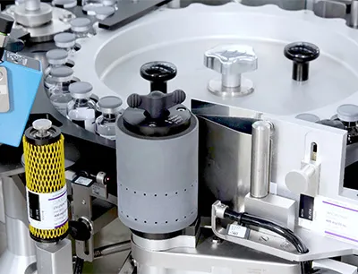 Das Handling der Vials innerhalb der Etikettiermaschine ist u. a. durch die leistungsfähige Bewegungssteuerung so ausgelegt, dass weder das Objekt noch das aufgebrachte Etikett beschädigt wird, Bild: Bausch+Ströbel Das Handling der Vials innerhalb der Etikettiermaschine ist u. a. durch die leistungsfähige Bewegungssteuerung so ausgelegt, dass weder das Objekt noch das aufgebrachte Etikett beschädigt wird.