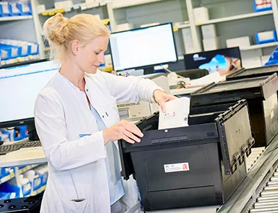 Der Mehrwegbehälter MB von Bito-Lagertechnik aus Regranulat - mit Thermoisoliereinsatz - im Bereich Pharma, Bild: Bito-Lagertechnik Der Mehrwegbehälter MB von Bito-Lagertechnik aus Regranulat - mit Thermoisoliereinsatz - im Bereich Pharma