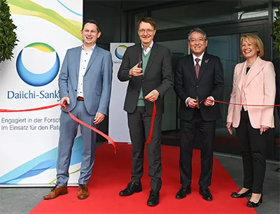 v.l.n.r.: Matthias Kühn, Werksleiter Standort Pfaffenhofen, Bundesminister Karl Lauterbach, Masahiro Kato, Geschäftsführer Daiichi Sankyo Europe, und Martina Witzel, Leiterin des Geschäftsbereichs Onkologie Daiichi Sankyo Deutschland, bei der Eröffnung des neuen Laborgebäudes in Pfaffenhofen von Daiichi Sankyo, Bild: Daniel Biskup für Daiichi Sankyo Matthias Kühn, Werksleiter Standort Pfaffenhofen, Bundesminister Karl Lauterbach, Masahiro Kato, Geschäftsführer Daiichi Sankyo Europe, und Martina Witzel, Leiterin des Geschäftsbereichs Onkologie Daiichi Sankyo Deutschland, bei der Eröffnung des neuen Laborgebäudes im Werk Pfaffenhofen von Daiichi Sankyo