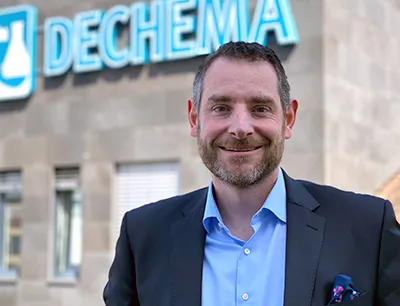Dr. Björn Mathes, Geschäftsführer der Dechema Ausstellungs-GmbH, im Gespräch, Bild: pharmaindustrie-online.de / Susanne Woggon Dr. Björn Mathes, Geschäftsführer der Dechema Ausstellungs-GmbH
