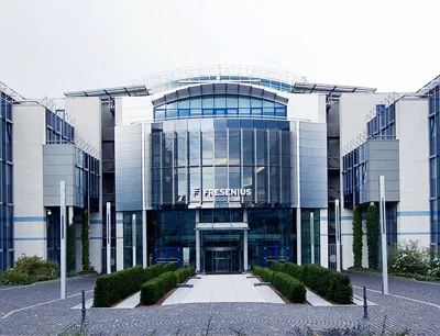 Fresenius Medical Care hat seinen Umsatz im 2. Quartal zweistellig gesteigert, Bild: Fresenius Unternehmenszentrale in Bad Homburg