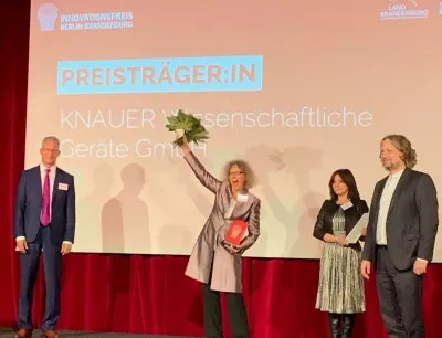 Preisverleihung in Potsdam (v.l.n.r.): Laudator Stephan Hoffmann, Preisträgerinnen Alexandra Knauer und Lilit Avagyan von Knauer sowie Staatssekretär Christian Rickerts, Bild: Knauer/Av Knauer mit Innovationspreis Berlin Brandenburg ausgezeichnet