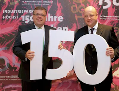 Die beiden Infraserv-Geschäftsführer Dr. Roland Mohr (links) und Jürgen Vormann mit der „Zahl des Jahres“: Das 150-jährige Standortjubiläum des Industrieparks Höchst prägte das Jahr 2013, Bild: ©Infraserv Höchst, 2013 Jubiläum