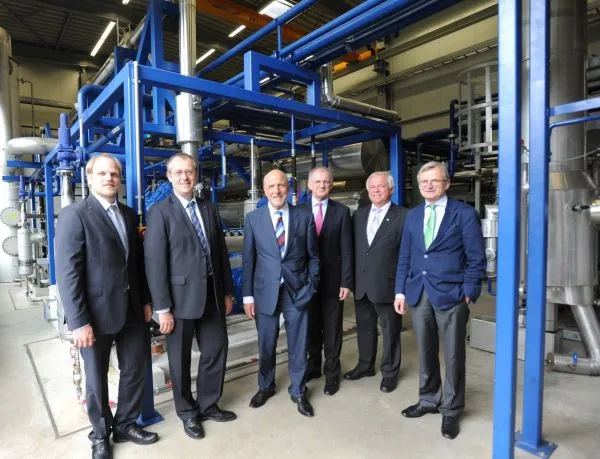 Freuten sich über die Eröffnung ihrer Kohlendioxid-Produktion in Frankfurt (von links): Tobias Guttroff (Geschäftsführer Sauerstoffwerk Friedrich Guttroff GmbH), Gerhard Schlüter (Geschäftsführer CO2 Betriebs-GmbH & Co.), Wolfgang Fritsch-Albert (Vorstandsvorsitzender Westfalen AG), Heinz Gausling (Projektleiter Westfalen AG), Heribert Ritzel (Verkaufsleiter Rießner-Gase GmbH) und Ingo Nawrath (Geschäftsführer basi Schöberl GmbH & Co. KG), Bild: Infraserv Höchst Eröffnung der Kohlendioxid-Produktion in Frankfurt-Höchst