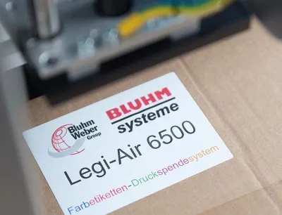 Der Legi-Air 6500 ist eine Kombination aus Farbetikettendrucker und Etikettenspender, Bild: Bluhm Systeme Legi-Air 6500 von Bluhm Systeme