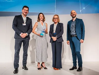 Belén Garijo (3.v.l.) verleiht den Future Insight Prize 2024 an Professor Lauren Gardner (2.v.l.), Bild: Merck Verleihung des Future Insight Prize 2024