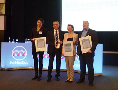 Stratipharm erhält Permedicon-Award (links Dr. Anna C. Eichhorn, CEO Humatrix AG, daneben Dr. Christian Glasmacher, Mitglied der Geschäftsleitung der Kölnmesse GmbH), Bild: Humatrix AG Awardübergabe