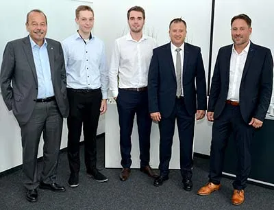 Thomas Janssen (Geschäftsführer Pharmaserv), Jonas Lux und Dennis Dahl (beide Servicemitarbeiter NL Köln), Peter Michael Weimar (Leiter Technik und Instandhaltungsservice) und Markus Weber (Leiter Niederlassungen Deutschland) bei der Einweihung der Kölner Niederlassung im September 2017, Bild: Pharmaserv GmbH Pharmaserv Einweihung der Niederlassung in Köln 2017